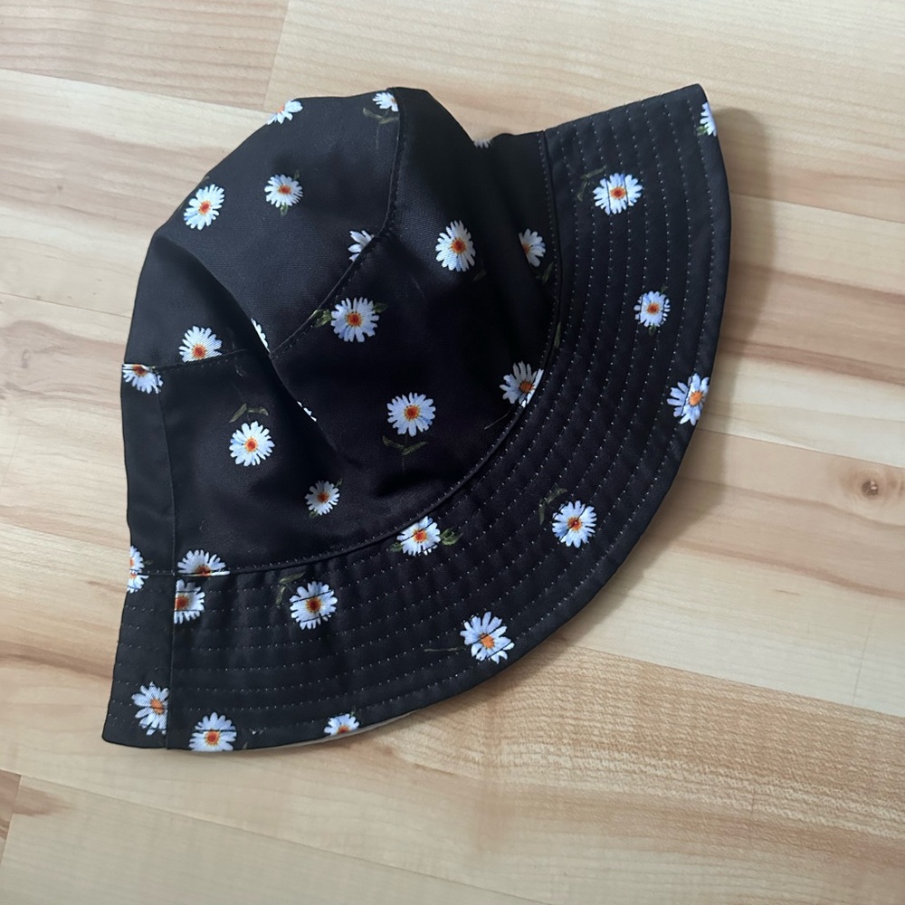 Alice + Olivia daisy bucket hat